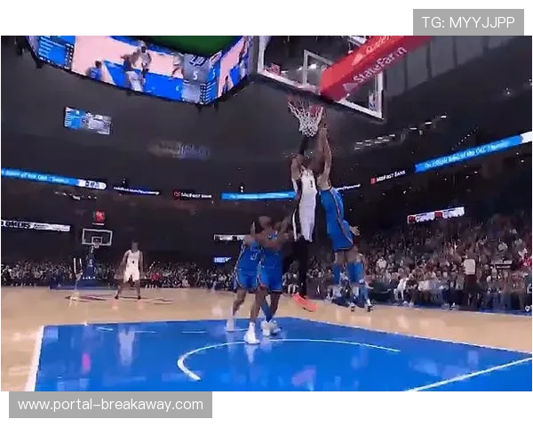 文班亚马空接暴扣+追身封盖,攻防一体点燃主场气氛 文班亚马空接暴扣+追身封盖,攻防一体点燃主场气氛